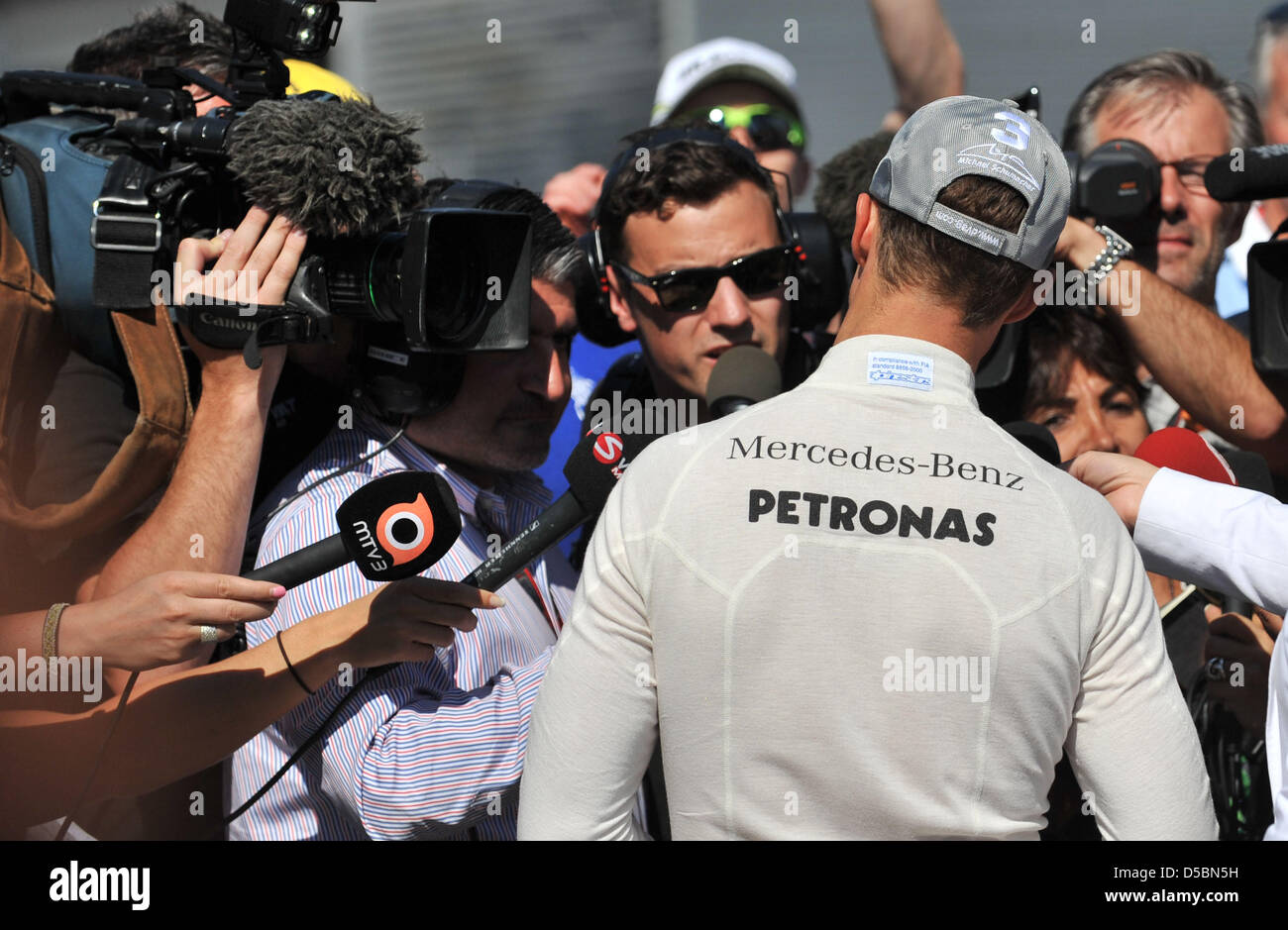 Deutscher Rennfahrer Michael Schumacher Mercedes GP im Gespräch mit Journalisten nach dem Qualifikationsrennen für die 2010 Formel Eins italienischen Grand Prix auf dem Autodromo Nazionale in Monza, Italien, 12. September 2010. Die 2010 ist Formel Eins italienischen Grand Prix am 12. September 2010 statt. Foto: Peter Steffen Stockfoto