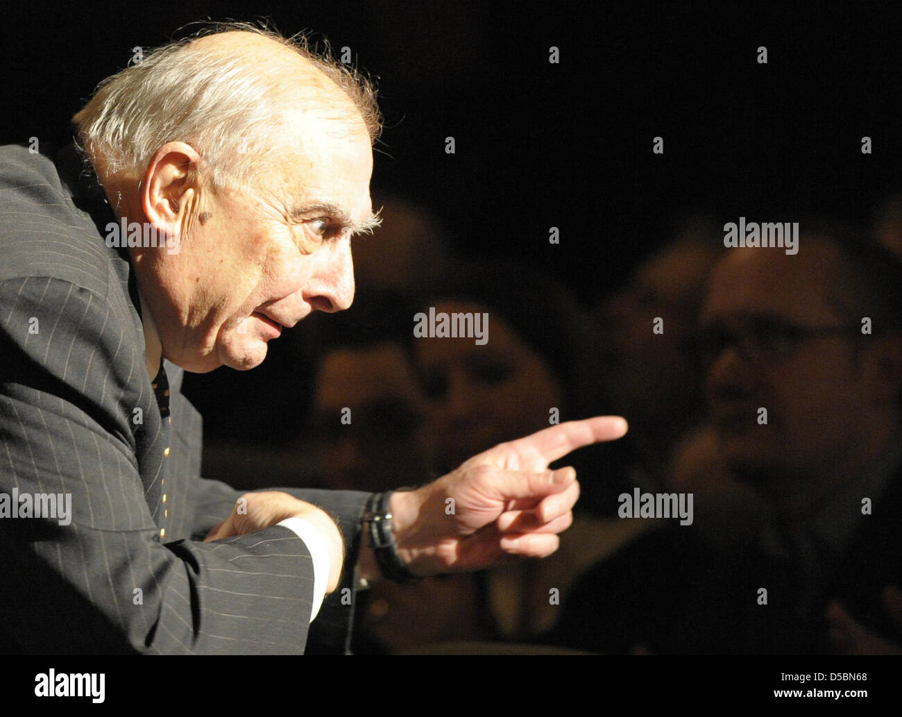 (Datei) - ein Bild datiert 8. Februar 2009 zeigt Claude Chabrol begrüßen das Publikum vor ihm zu Ehren in Berlin, Deutschland. Der französische Regisseur ist gestorben. Paris Rathaus berichtete am 12. September 2010, der Meister des Kinos im Alter von 80 Jahren gestorben. Foto: Soeren Stache Stockfoto