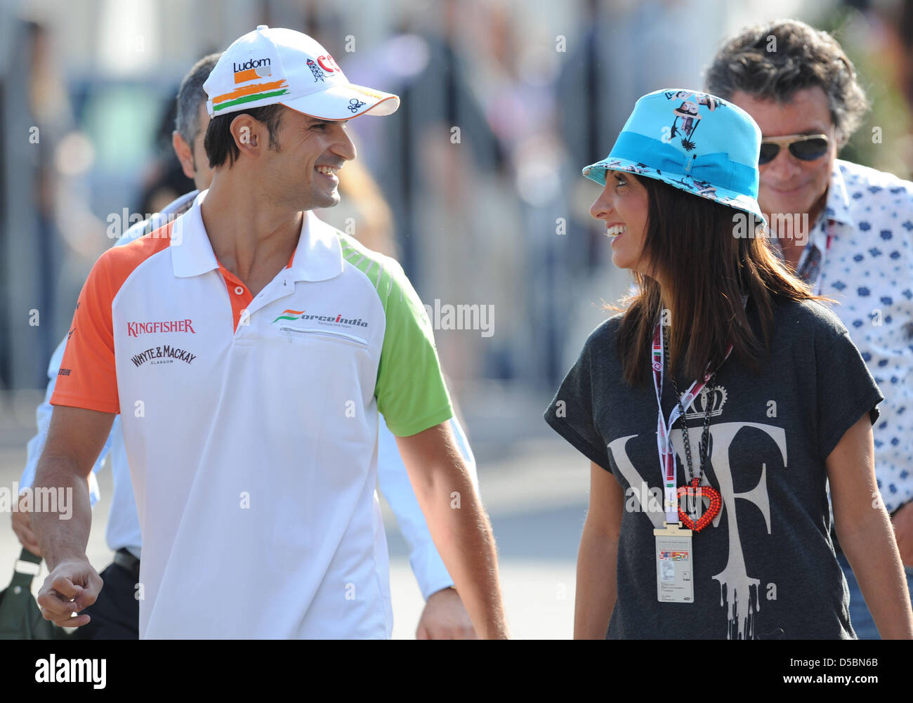 Italienische Formel 1 pilot Vitantonio Liuzzi (L) von Team Force India von Francesca Caldarelli begleitet ist, wie sie durch Fuß das Fahrerlager auf dem Autodromo Nazionale Rennen verfolgen in Monza, Italien, 12. September 2010. Foto: Peter Steffen Stockfoto