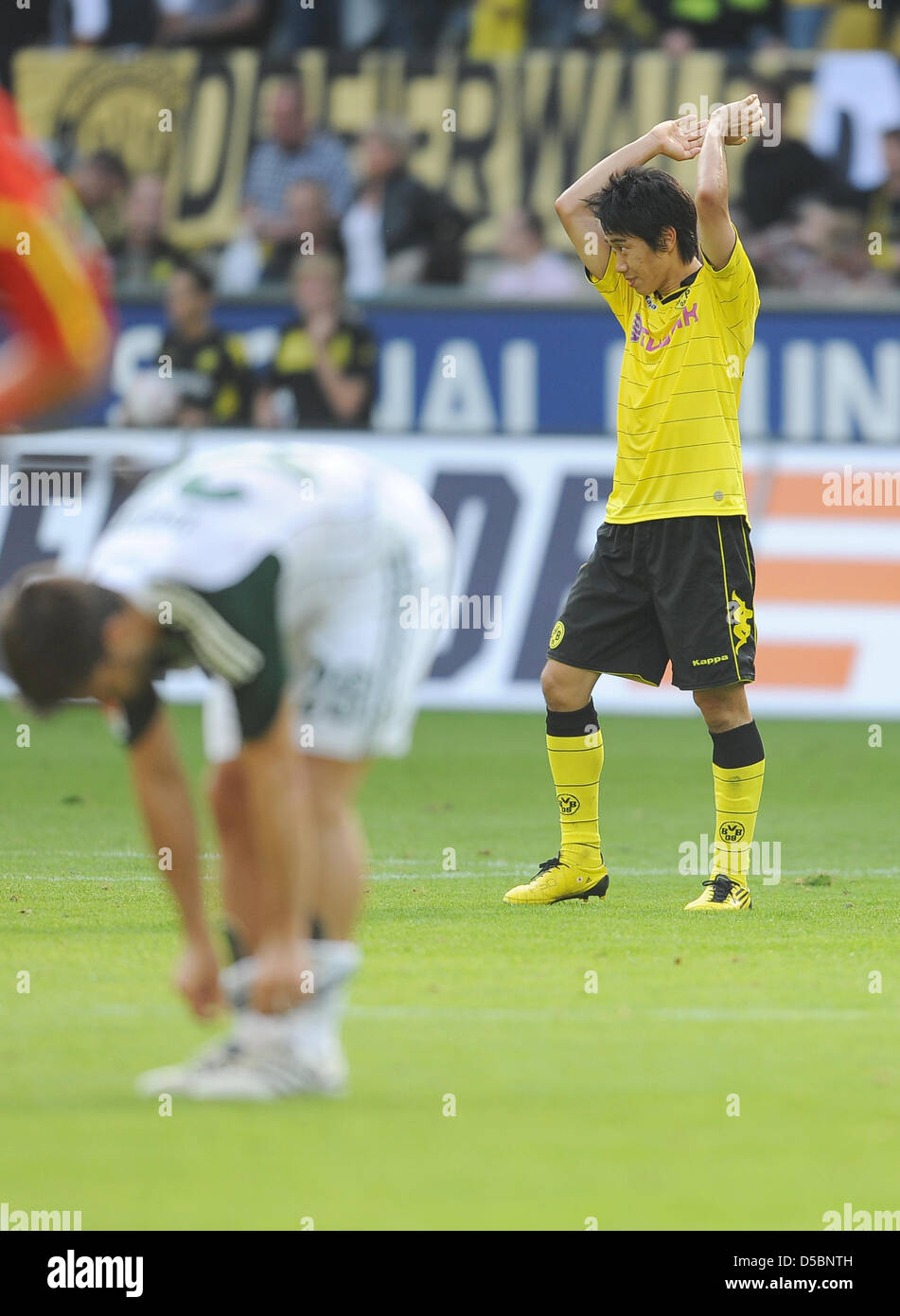 Dortmunds Shinji Kagawa feiert preisgekrönten deutschen Budnesliga Spiel Borussia Dortmund gegen VfL Wolfsburg im Signal-Iduna-Park Stadion in Dortmund, Deutschland, 11. September 2010. Dortmund gewann das Spiel mit 2: 0. Foto: Achim Scheidemann Stockfoto