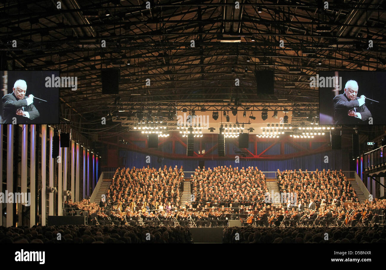 Maestro Lorin Maazel dirigiert die Generalprobe der Sinfonie Nr. 8 in Es-Dur-großen "Symphonie der tausend" von Gustav Mahler in Duisburg, Deutschland, 10. September 2010. Die Symphonie erfolgt am 12 September Withion den Anwendungsbereich "! SINGEN "Projekt. Foto: Roland Weihrauch Stockfoto