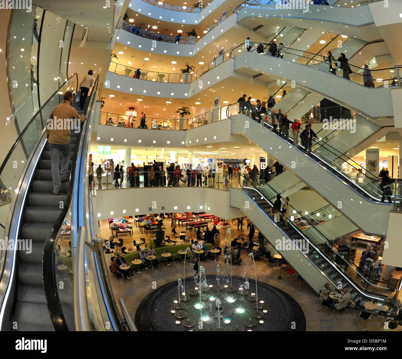 Menschen-Shop im Karstadt-Kaufhaus in Leipzig, Deutschland, 3. September 2010. Foto: Waltraud Grubitzsch Stockfoto