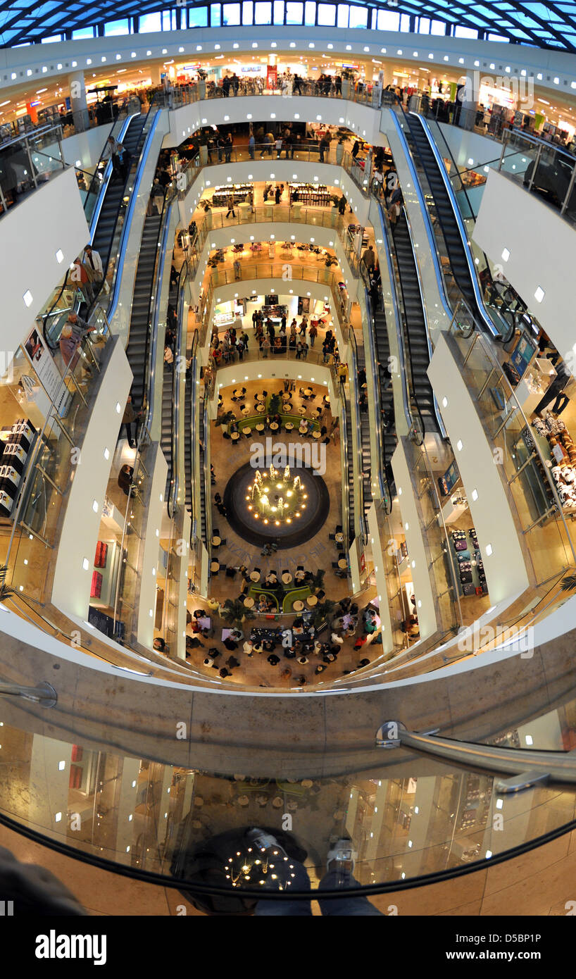 Menschen-Shop im Karstadt-Kaufhaus in Leipzig, Deutschland, 3. September 2010. Foto: Waltraud Grubitzsch Stockfoto