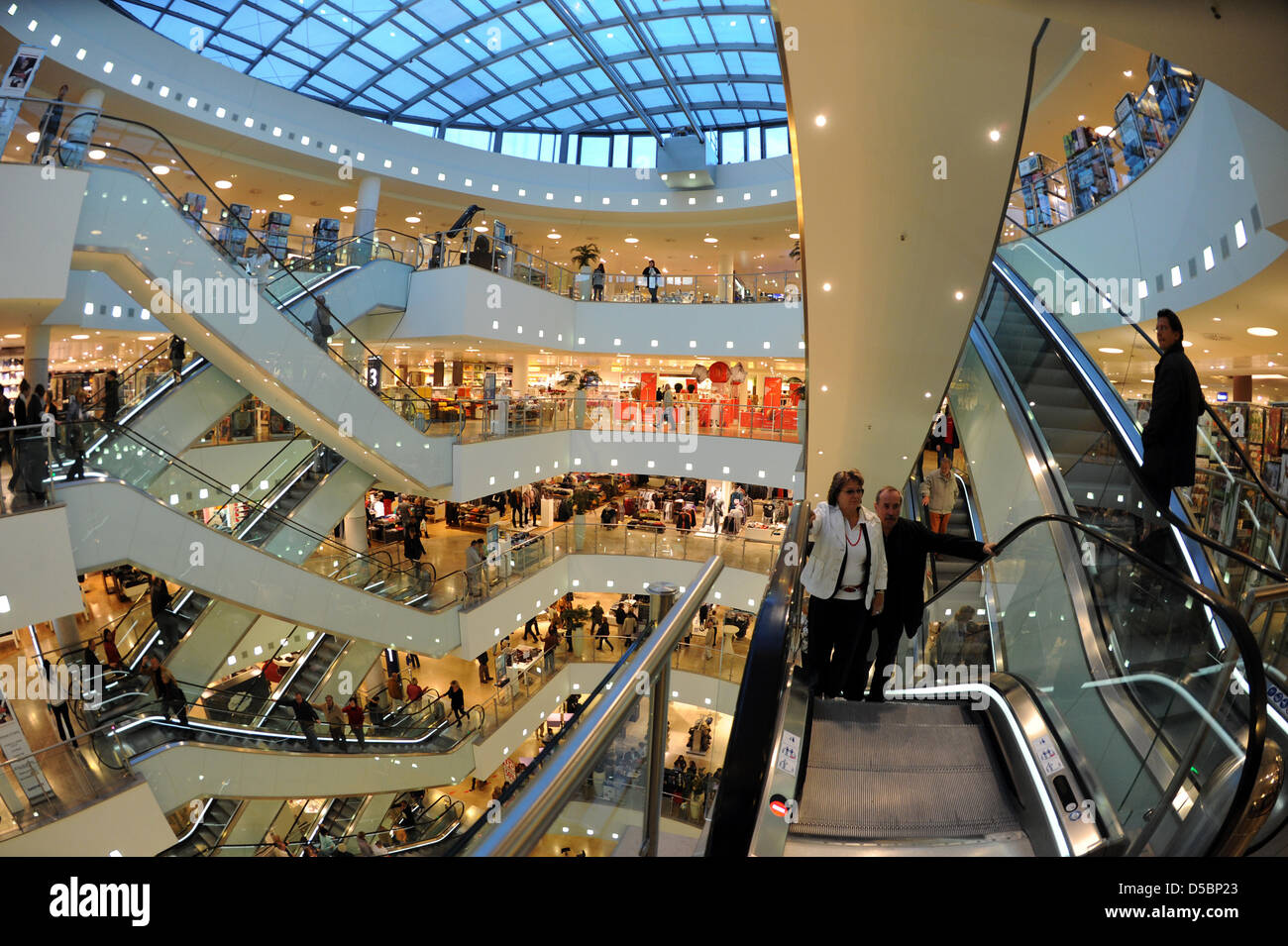 Menschen-Shop im Karstadt-Kaufhaus in Leipzig, Deutschland, 3. September 2010. Foto: Waltraud Grubitzsch Stockfoto