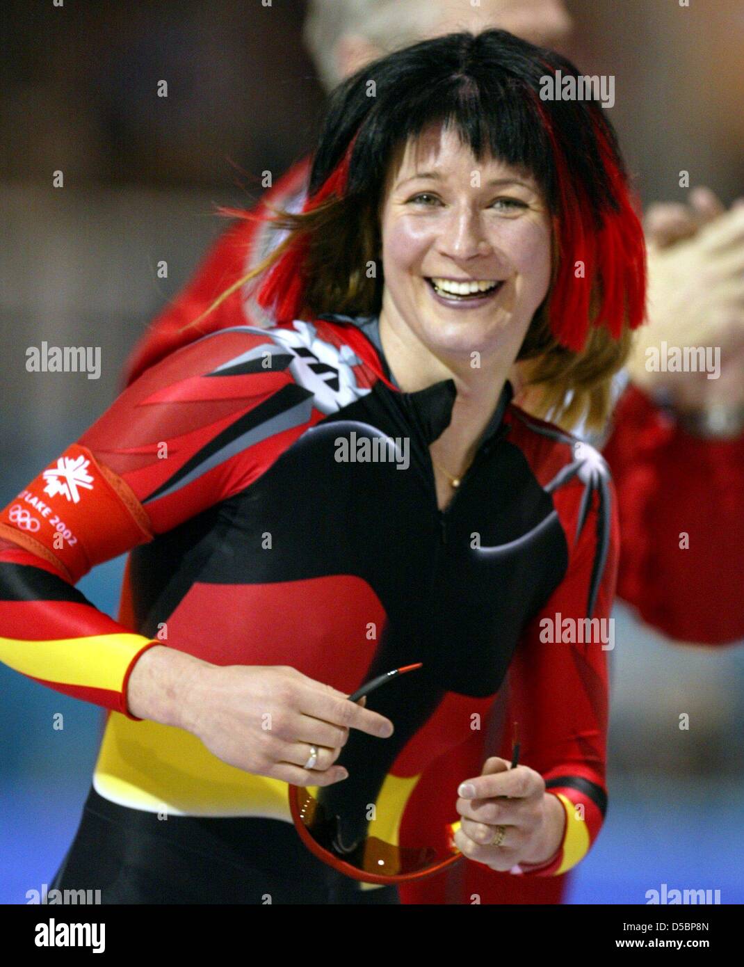 (Dpa-Datei) Ein Datei-Bild datiert 23. Februar 2002 der deutschen Eisschnelllauf Champion Claudia Pechstein mit einer Perücke Deutschland bei den Olympischen Spielen in Lamelle Lake City, USA. Am 13. September 2010 die Leitung des fünfmaligen Olympiasieger Pechstein veröffentlicht sie einen Nervenzusammenbruch und psychologische Behandlung zu suchen, was das definitive Ende der Pechstein c bedeuten dürfte Stockfoto