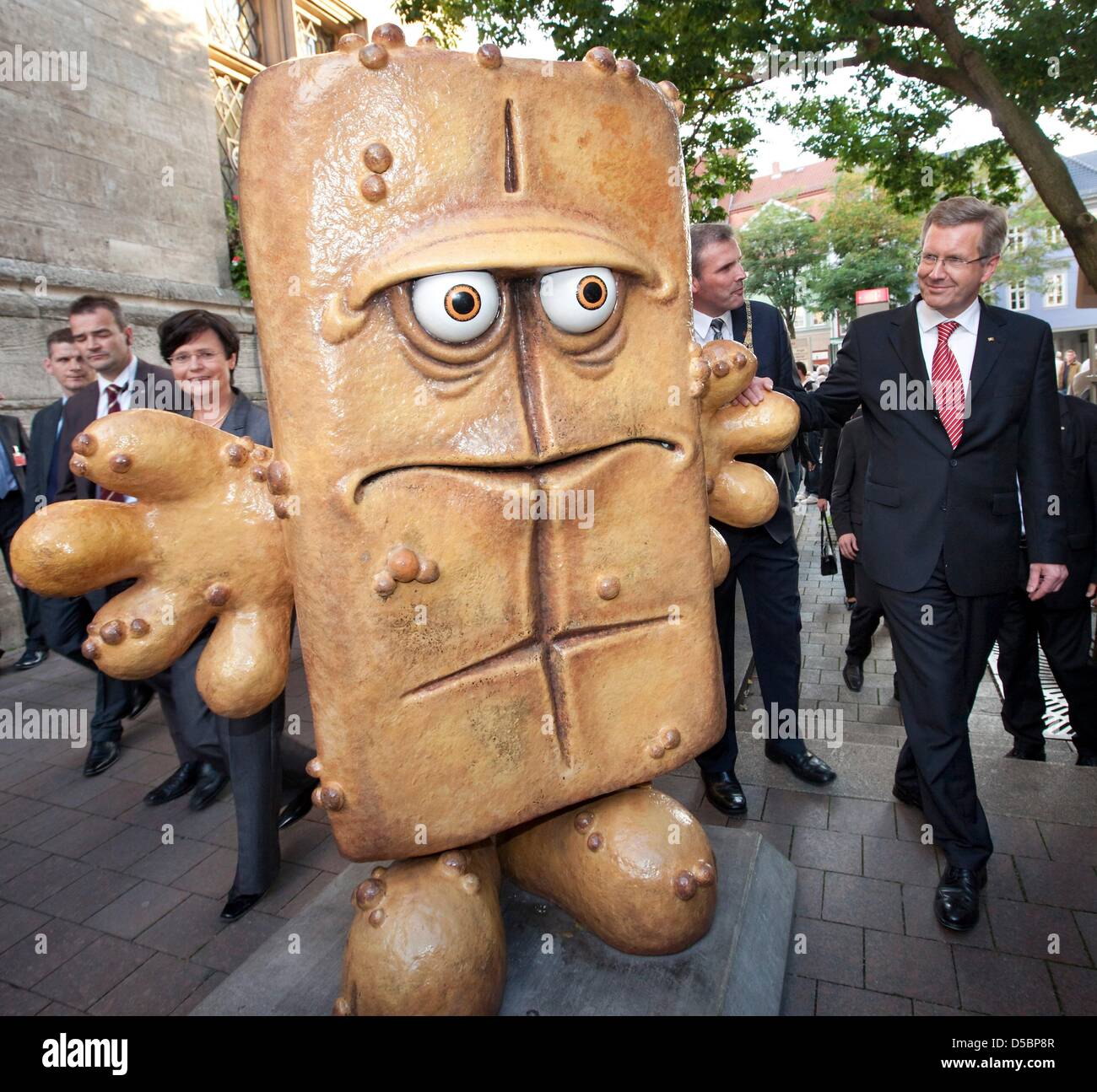 German President Christian Wulff (R) stellt mit einer Statue der Marionette  Figur Bernd das Brot (L) als er Kinder Fernsehsender KI.KA in Erfurt,  Deutschland, 13. September 2010 besucht. Herr Wulff ist auf