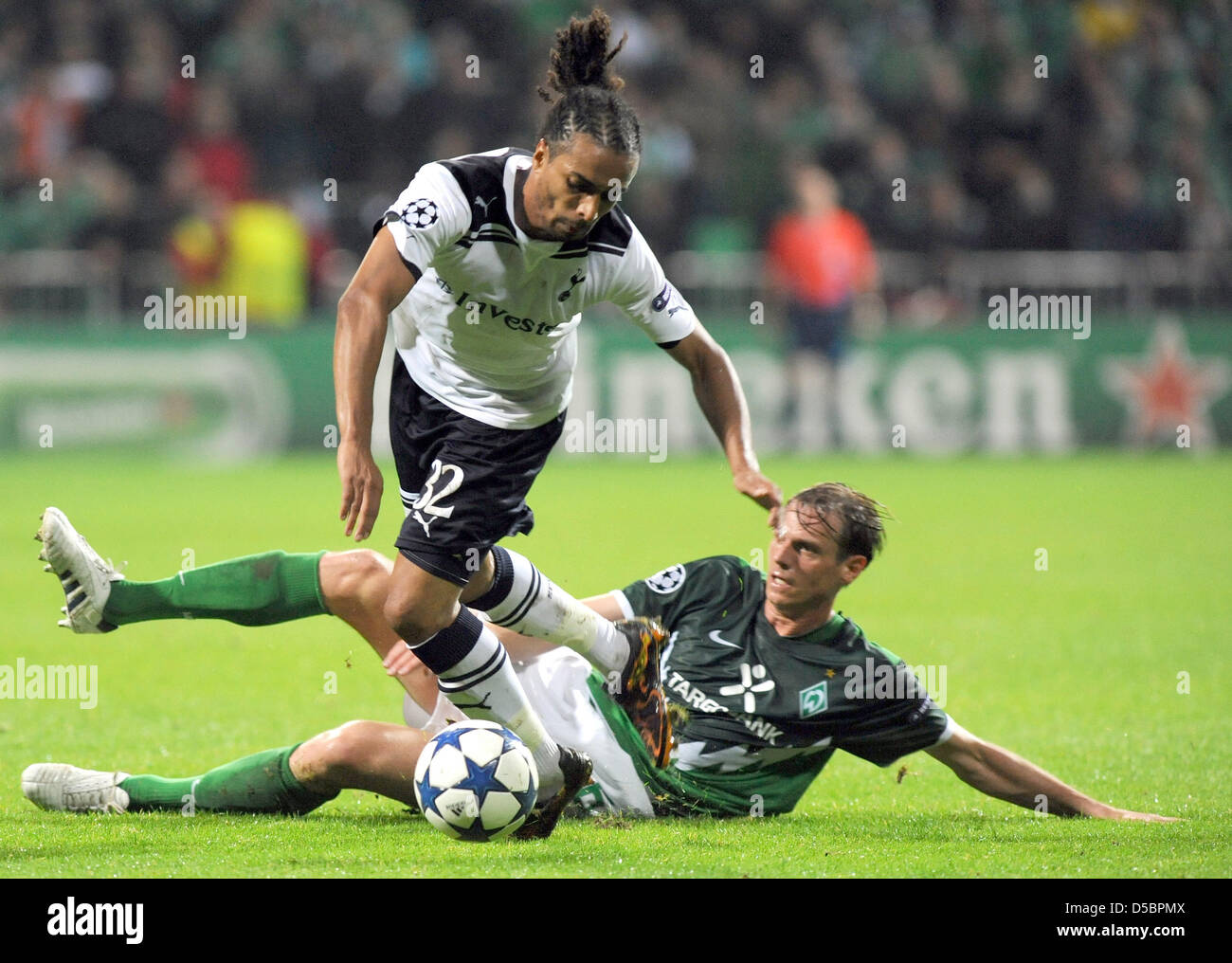 Werder Bremen steht Tottenham Hotspur in der Champions League Gruppe A an der Weser Stadiun in Bremen, Deutschland, 14. September 2010. Bremens Tim Borowski (R) wetteifert um den Ball mit Tottenham Benoit Rohrspatz-Ekotto. Foto: Ingo Wagner Stockfoto