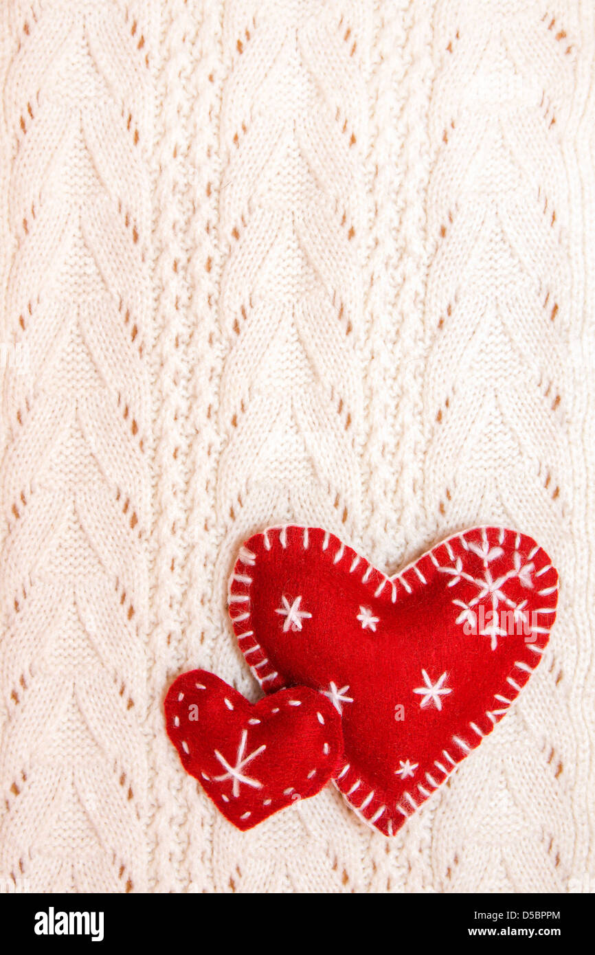 Gestrickter Wolle Textur mit zwei roten Herzen handgemacht Stockfoto