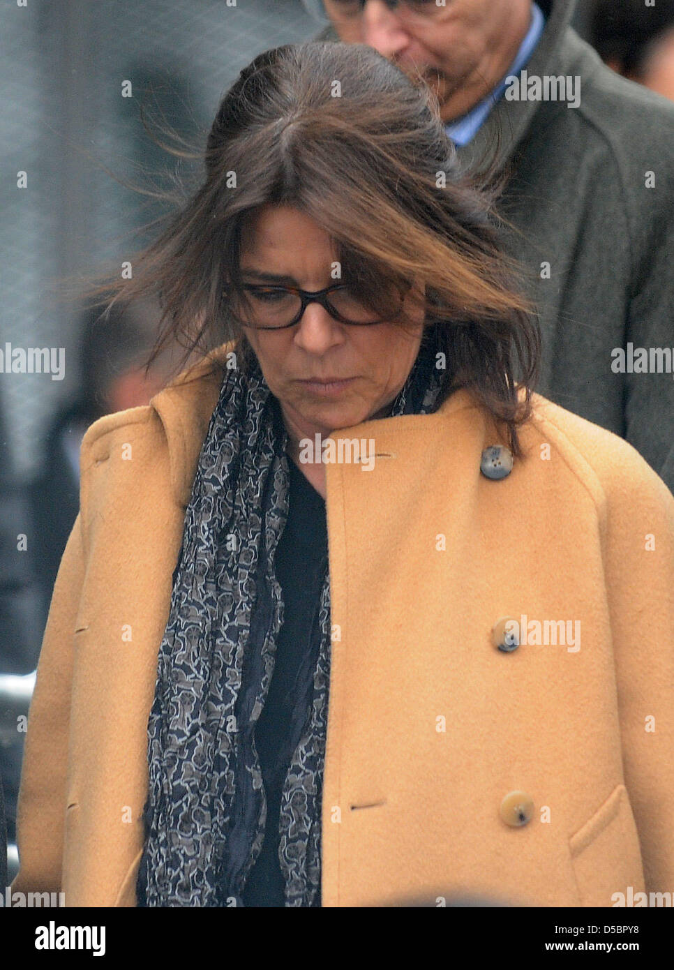 Prinzessin Caroline von Monaco lässt das Landgericht in Hildesheim, Deutschland, 13. Januar 2010. Prinzessin Caroline Bohrung Zeugnis, dass ihr Mann Ernst August Prinz von Hannover zweimal bei einem angeblichen Angriff vor 10 Jahren nicht mehr den Besitzer einer Diskothek in Kenia ins Gesicht schlug. Foto: PETER STEFFEN Stockfoto