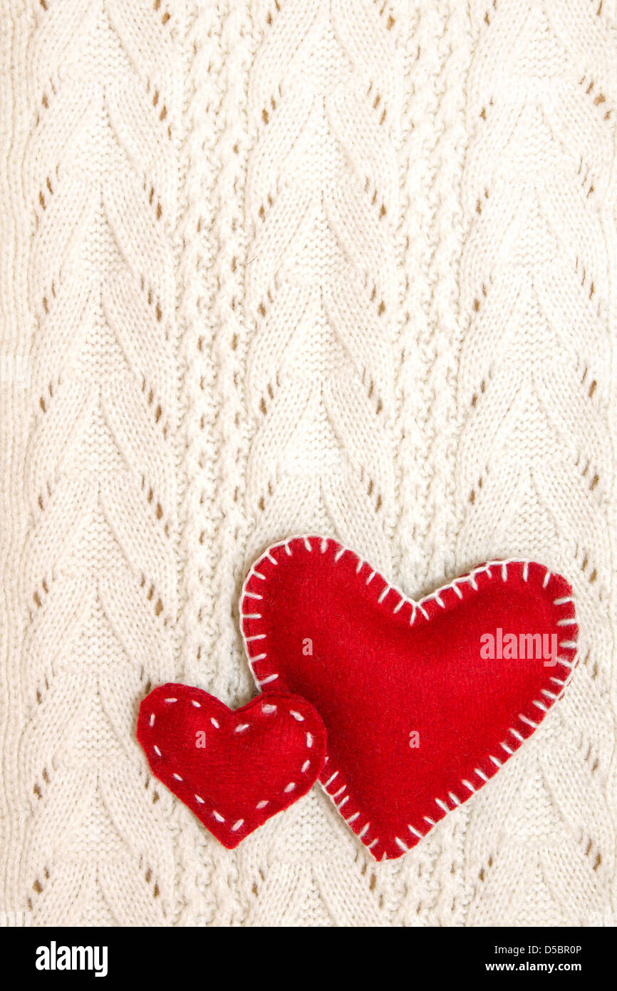 Valentinstag-Konzept. Gestrickter Wolle Textur mit zwei roten Herzen handgemacht Stockfoto