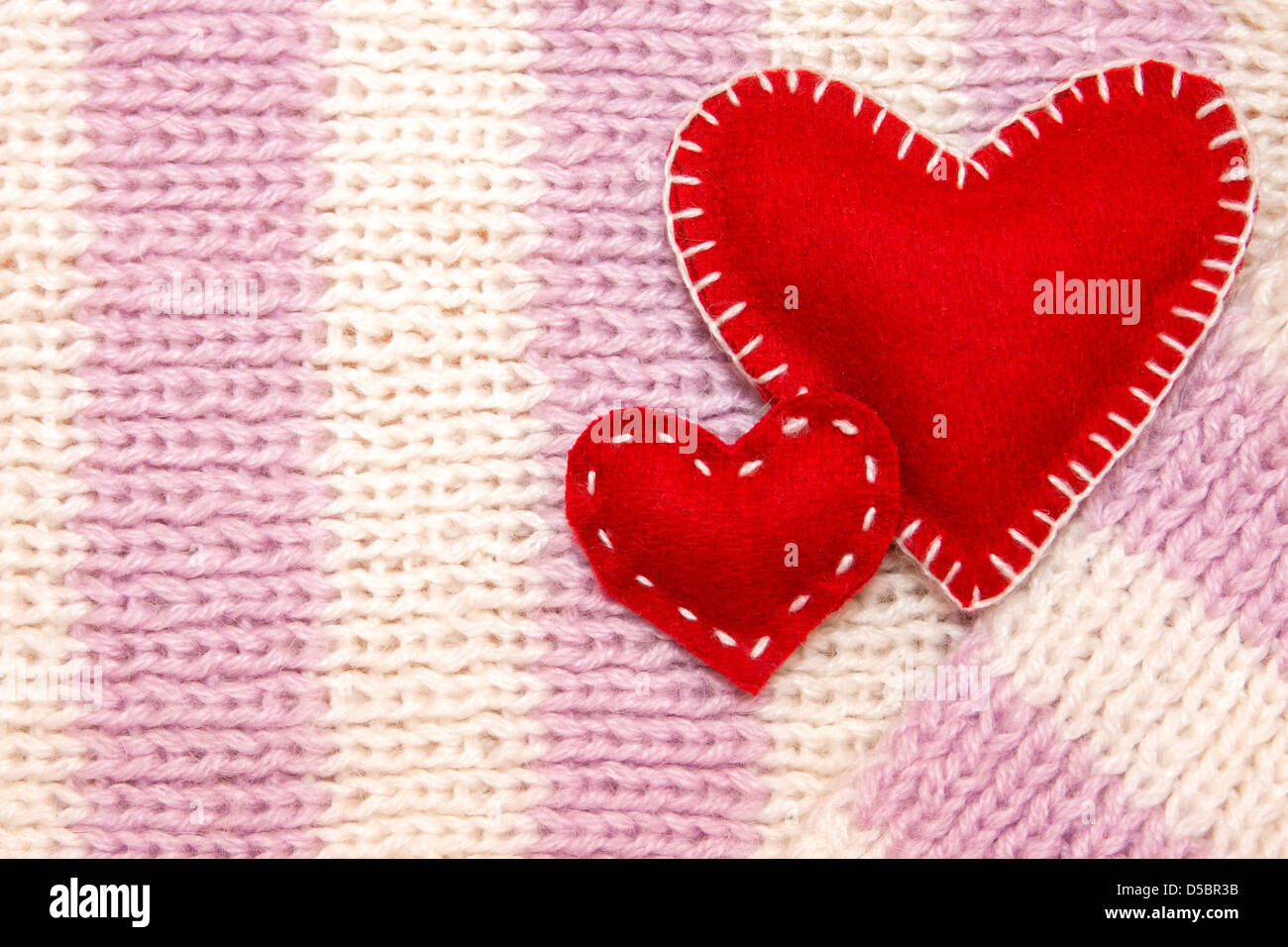 Valentinstag-Konzept. Gestrickter Wolle Jersey mit zwei roten Herzen handgemacht Stockfoto