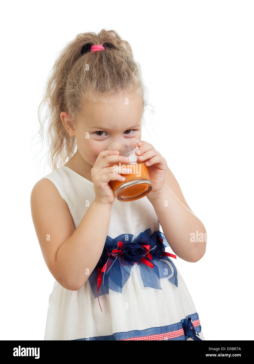 Kind Mädchen trinken Saft isoliert auf weißem Hintergrund Stockfoto