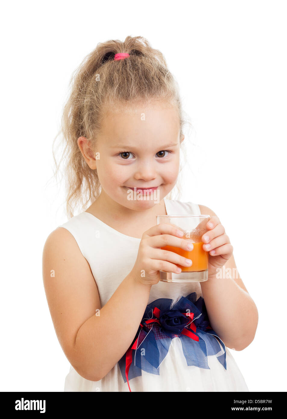 Kind Mädchen trinken Saft isoliert auf weißem Hintergrund Stockfoto