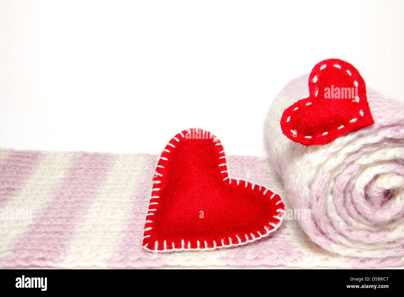 Valentinstag-Konzept. Gestrickter Wolle Jersey mit zwei roten Herzen handgemacht Stockfoto