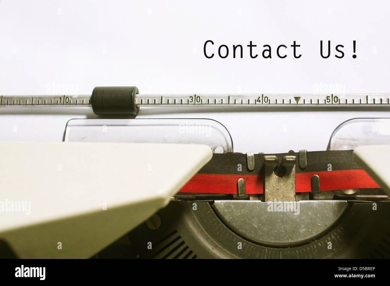 kontaktieren Sie uns Konzepte mit Nachricht auf Schreibmaschine Papier. Stockfoto