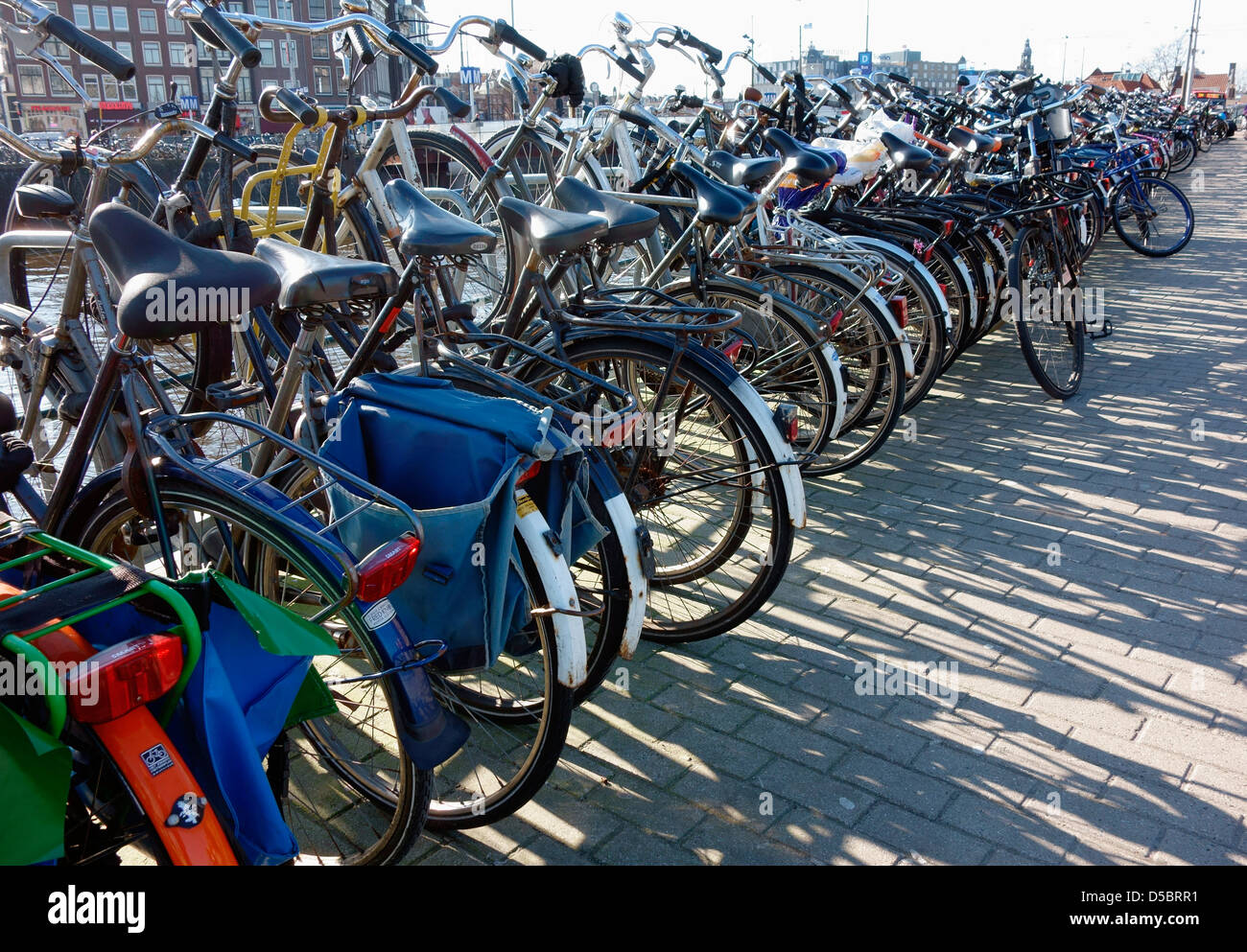Eine Reihe von geparkten Fahrräder in Amsterdam Stockfoto