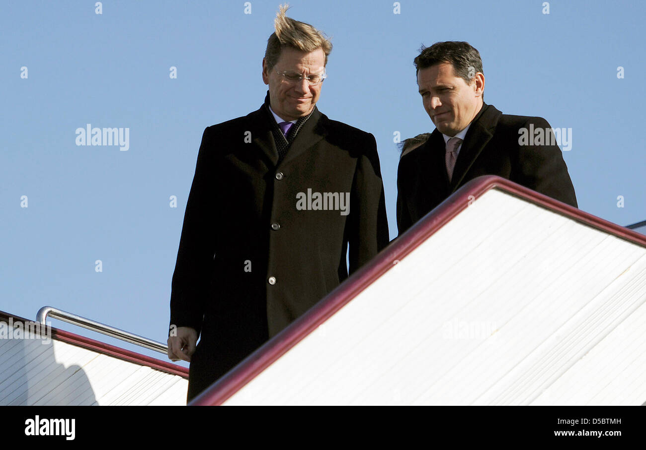 Deutscher Außenminister Guido Westerwelle (L) und sein Lebensgefährte Michael Mronz (R) verlassen das Flugzeug auf dem Flughafen in Peking, China, 15. Januar 2010. Während seiner ersten asiatischen Reise ist er nach zuvor Japan China besucht. Foto: Michael Hanschke Stockfoto