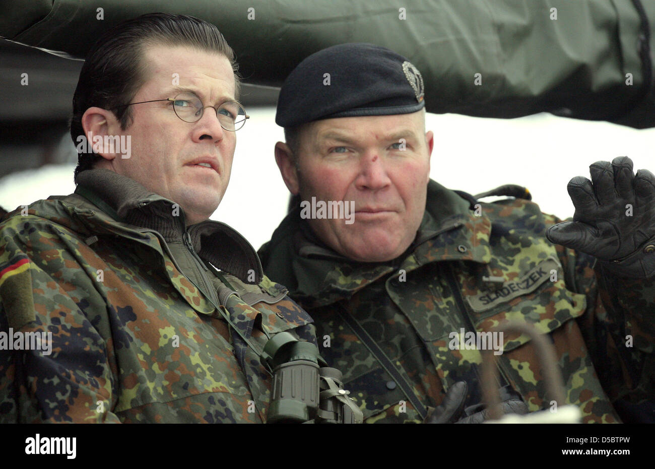 Bundesminister der Verteidigung Karl-Theodor Zu Guttenberg (L) und Oberst Dieter-Uwe Sladeczek(R) sehen Sie eine Übung der deutschen Bundeswehr Infanterie Soldaten in der Armee Field Centre in Letzlingen, Deutschland, 15. Januar 2010 auszuüben. Herr Zu Guttenberg besucht eine Firma von 120 Soldaten kurz hinter ihren Einsatz in Afghanistan. Soldaten trainieren im Leitzlingen z. B. Schutz von Konvois Stockfoto