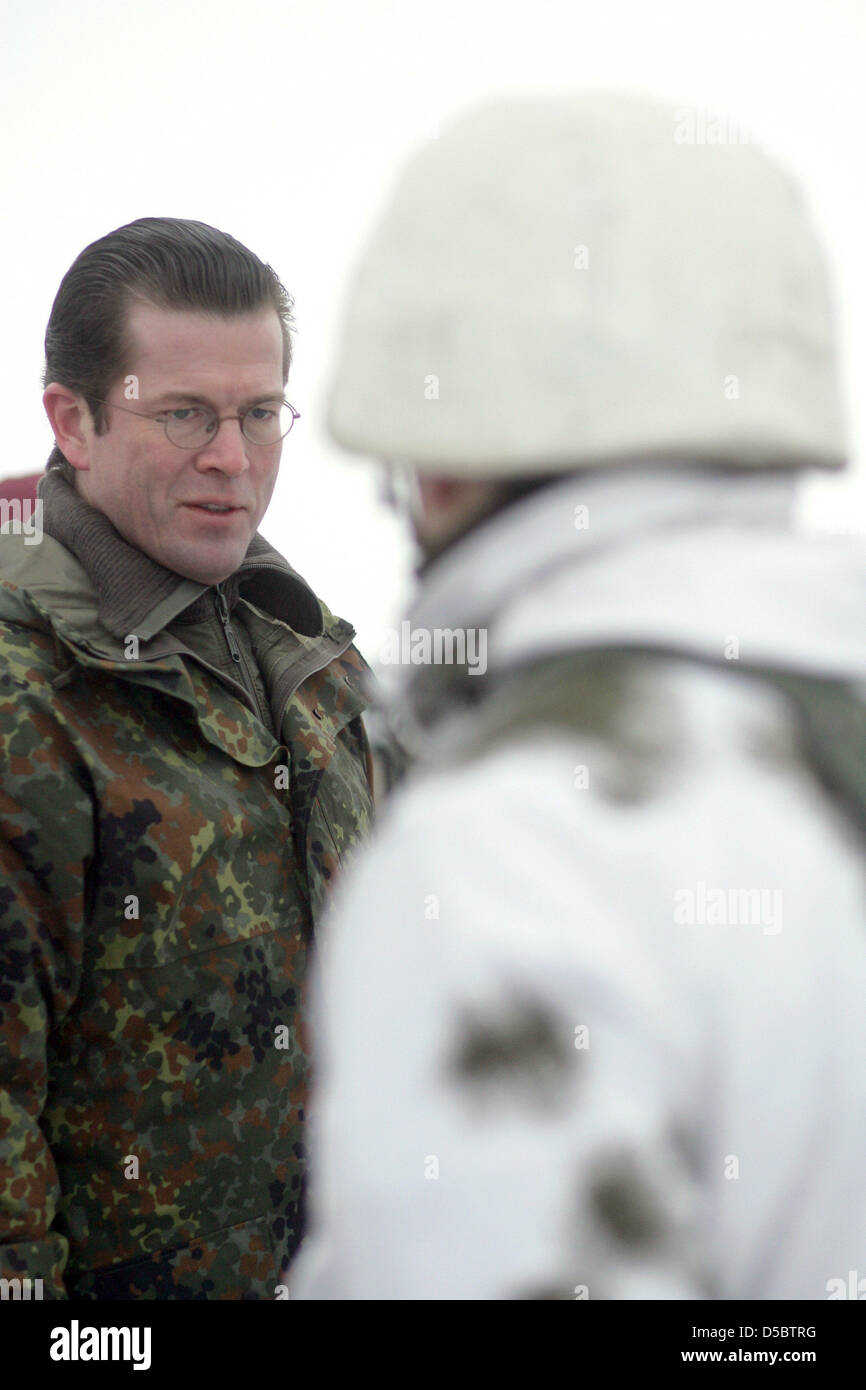 Bundesminister der Verteidigung Karl-Theodor Zu spricht Guttenberg (L) mit deutschen Bundeswehr Infanterie Soldaten in der Armee Feld Übung Centre in Letzlingen, Deutschland, 15. Januar 2010. Herr Zu Guttenberg besucht eine Firma von 120 Soldaten kurz hinter ihren Einsatz in Afghanistan. Soldaten trainieren im Leitzlingen z. B. Schutz von Konvois oder Patrol für die Hindukusch-Bereitstellungen reitet. Stockfoto