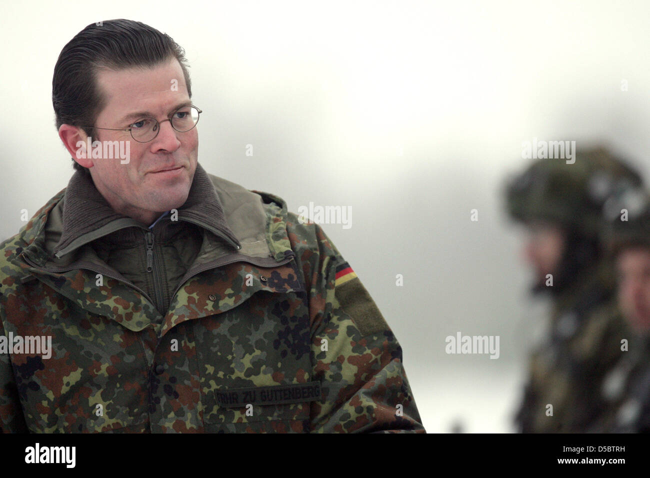 Bundesminister der Verteidigung Karl-Theodor Zu spricht Guttenberg (L) mit deutschen Bundeswehr Infanterie Soldaten in der Armee Feld Übung Centre in Letzlingen, Deutschland, 15. Januar 2010. Herr Zu Guttenberg besucht eine Firma von 120 Soldaten kurz hinter ihren Einsatz in Afghanistan. Soldaten trainieren im Leitzlingen z. B. Schutz von Konvois oder Patrol für die Hindukusch-Bereitstellungen reitet. Stockfoto