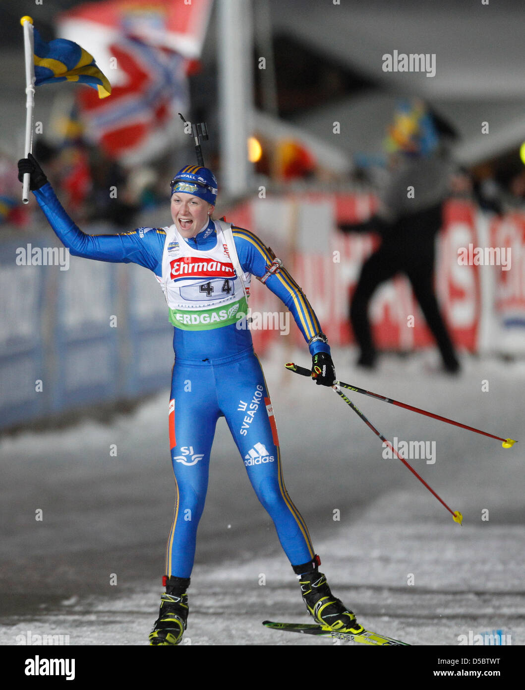 Schwedens Helena Johnsson feiert die Frauen 4x6km-Staffel bei den Biathlon Weltcup in Ruhpolding, Deutschland, 15. Januar 2010 zu gewinnen. Schweden gewann vor Russland und Norwegen, Deutschland wurde Vierter. Foto: LUKAS BARTH Stockfoto