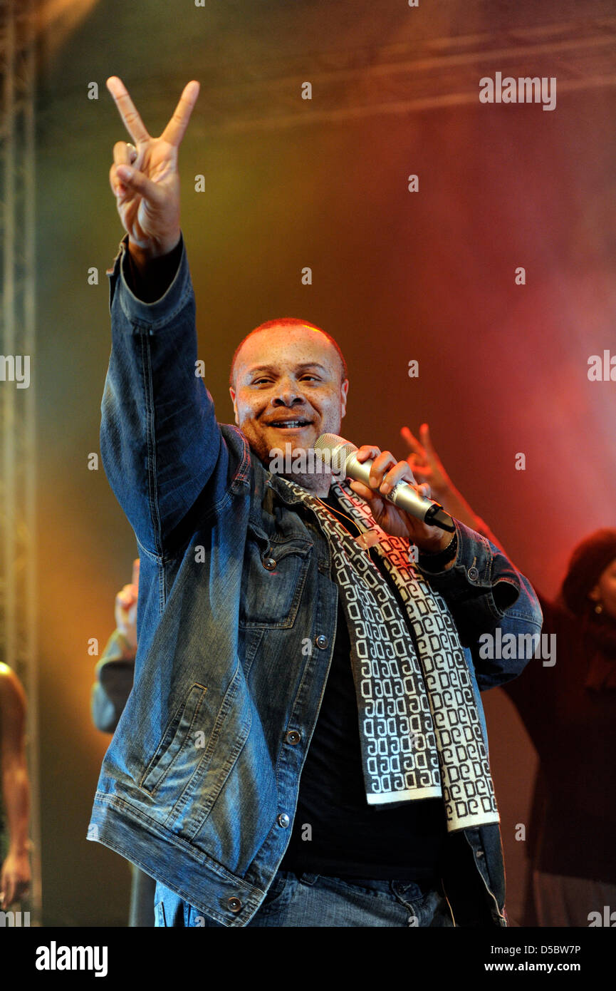 Sängerin Timothy Riley, probt in der Rolle von Ricardo, die musikalische "Hope - die Obama Musical Story" bei Crystal Ball Room in Karlsruhe, Deutschland, 15. Januar 2010. Das Musical hat es die Welt premiere am 17. Januar 2010 in der Jahrhunderhalle in Frankfurt / Main und Stufen in zwei Plot Linien das Leben von Barack Obama und die gesellschaftlichen Ereignisse durch die Augen eines multikulturellen flache Sha Stockfoto