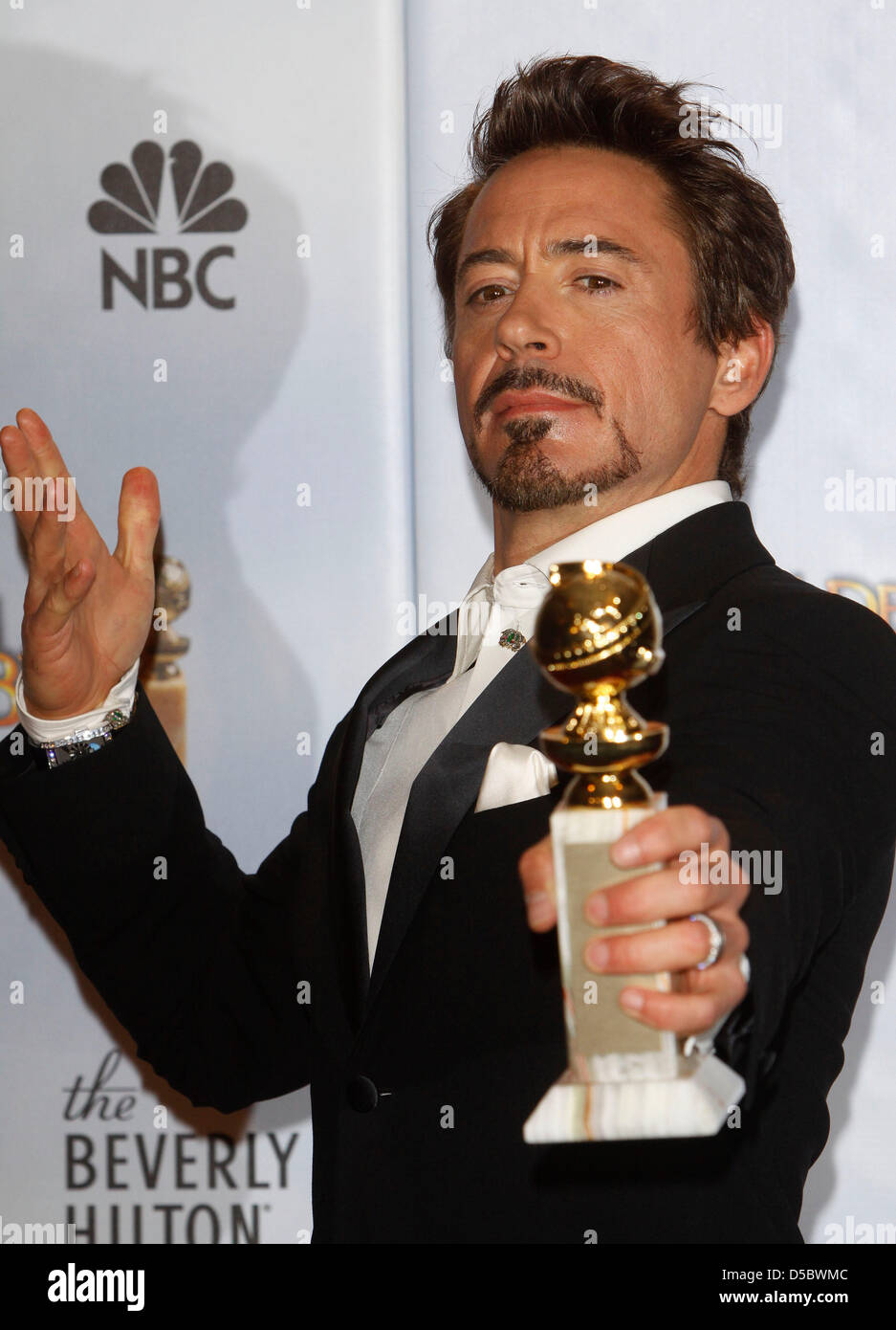 US-Schauspieler Robert Downey Jr., Sieger der besten Schauspieler in einer Bewegung Abbildung-Komödie / Drama Award für "Sherlock Holmes", stellt im Presseraum auf der 67. Golden Globe Awards in Los Angeles, USA, 17. Januar 2010. Die Golden Globes Ehre Exzellenz in Kino und Fernsehen. Foto: Hubert Boesl Stockfoto
