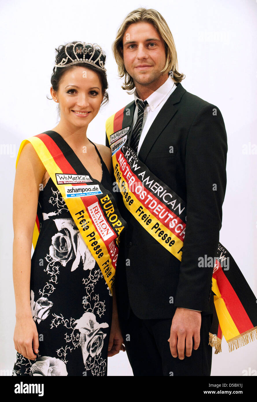 Miss Ostdeutschland 2010 Christin Martin und Mister Ostdeutschland Andy Raab 2010 stellen nach der Siegerehrung in Zwickau, Deutschland, 18. Januar 2010. 22-jährige Christin aus Amtsberg (Sachsen) schlagen 13 Wettbewerber. Andy (28) aus Jena (Thüringen) gewann gegen 7 Wettkämpfer. Miss Deutschland Corporation (MGC) organisiert den Wettbewerb. Foto: Peter Endig Stockfoto