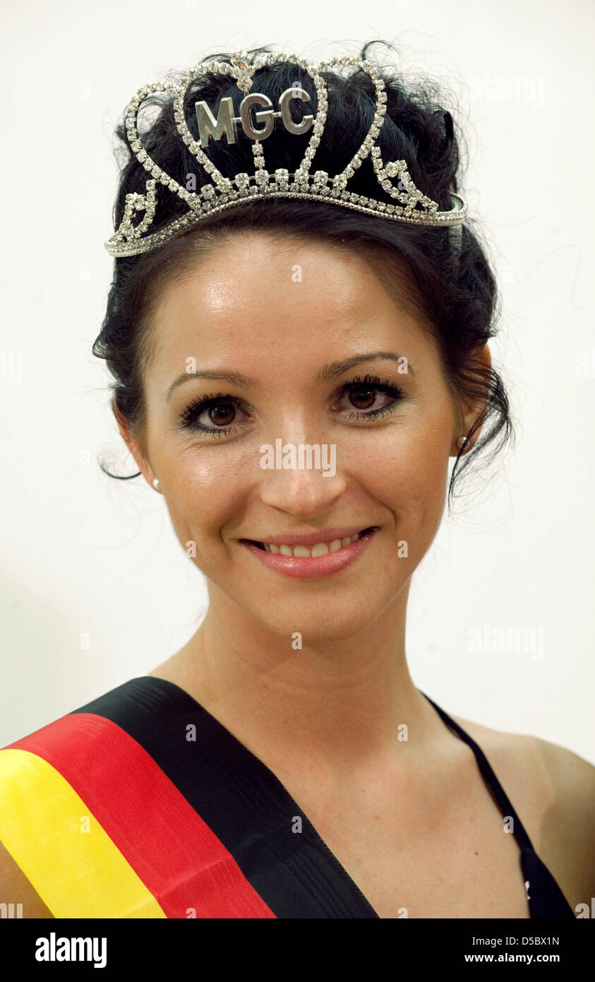 Miss Ostdeutschland 2010 Christin Martin stellt nach der Siegerehrung in Zwickau, Deutschland, 18. Januar 2010. 22-jährige Christin aus Amtsberg (Sachsen) schlagen 13 Wettbewerber. Andy (28) aus Jena (Thüringen) gewann gegen 7 Wettkämpfer. Miss Deutschland Corporation (MGC) organisiert den Wettbewerb. Foto: Peter Endig Stockfoto