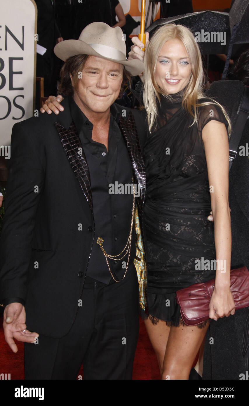US-Schauspieler Mickey Rourke und einen weiblichen Gast kommen für die 67. Golden Globe Awards in Los Angeles, USA, 17. Januar 2010. Die Globen Ehre Exzellenz in Kino und Fernsehen. Foto: Hubert Boesl Stockfoto