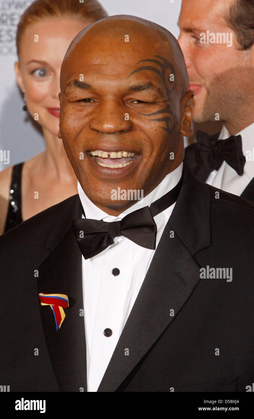 US-Boxer Mike Tyson stellt im Drucksaal die 67. Annual Golden Globes Awards von der Hollywood Foreign Press Association im Hotel Beverly Hilton in Beverly Hills, Los Angeles, USA, 17. Januar 2010 vorgestellt. Foto: Hubert Boesl Stockfoto