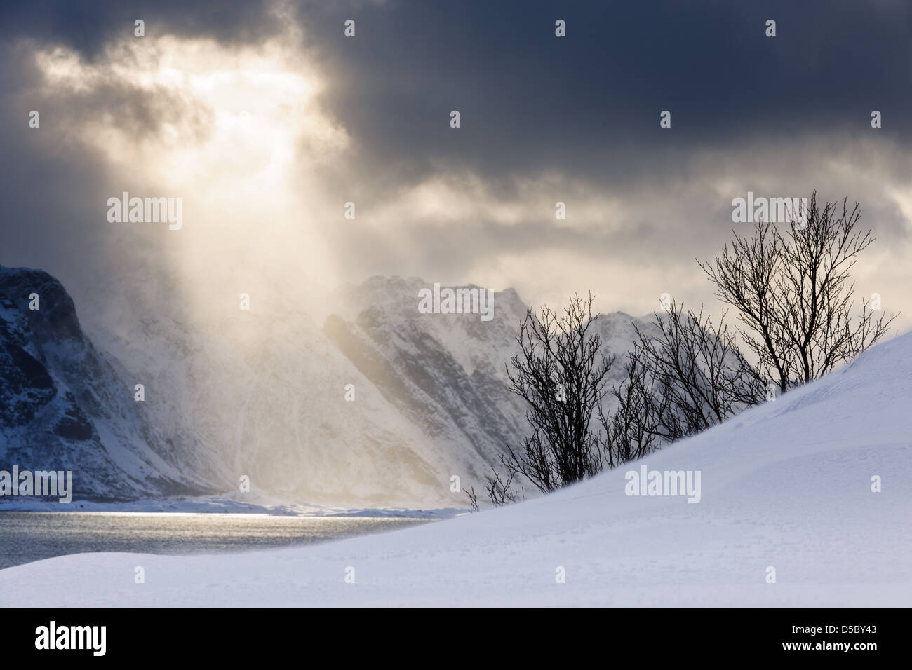 Wintersonne durch Wolken über Lofoten, Nordland, Norwegen, Europa Stockfoto