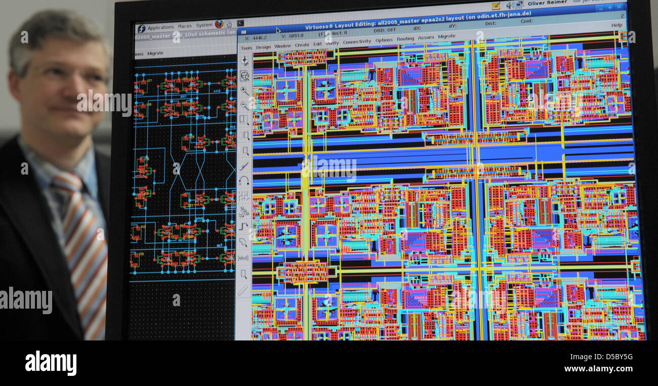 Strukturen von mikroelektronischen integrierten Systemen werden auf einem Monitor gezeigt durch Elektro-Techniker Prof. Dr. Juergen Kampe, der Elektrotechnik und IT-Abteilung am College Jena, Deutschland, 19. Januar 2010 dargestellt. Kampe ist neuer Leiter des In-Institut für integrierte Systeme, die offiziell am 20. Januar 2010 an der Hochschule festgelegt werden. Die Stockfoto