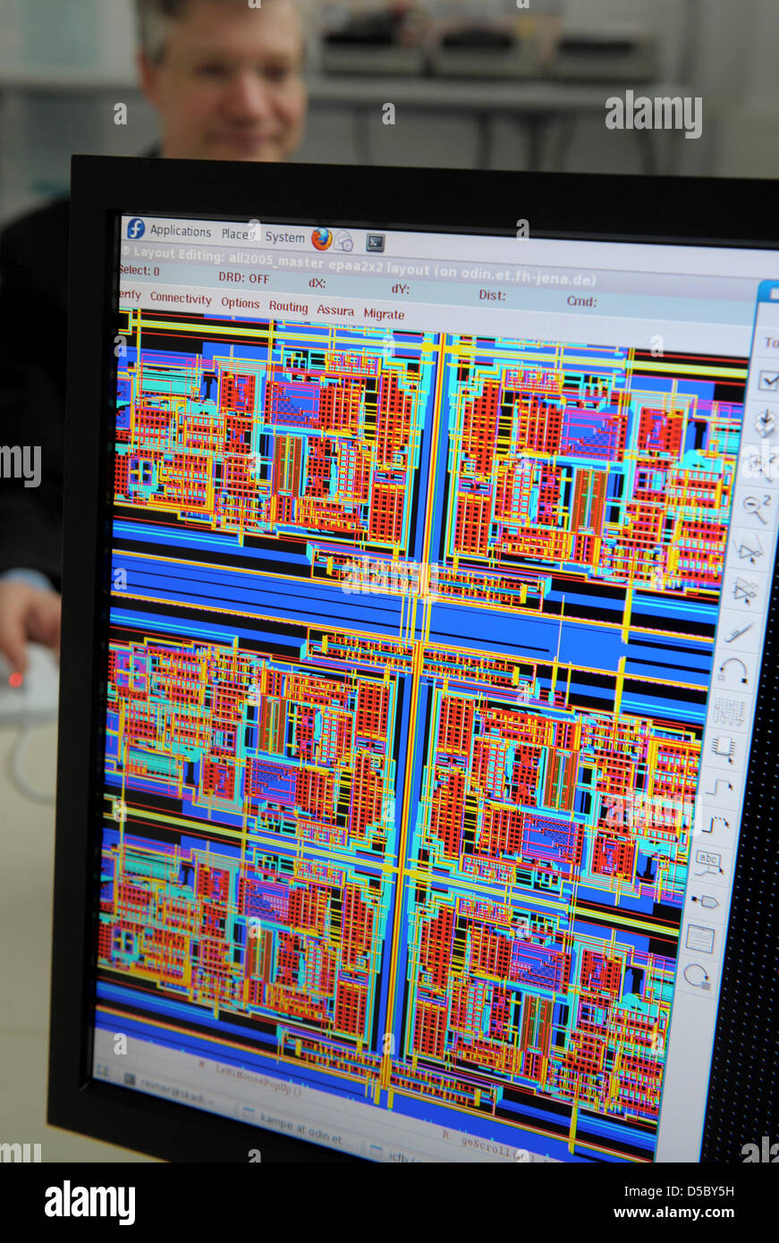 Strukturen von mikroelektronischen integrierten Systemen werden auf einem Monitor gezeigt durch Elektro-Techniker Prof. Dr. Juergen Kampe, der Elektrotechnik und IT-Abteilung am College Jena, Deutschland, 19. Januar 2010 dargestellt. Kampe ist neuer Leiter des In-Institut für integrierte Systeme, die offiziell am 20. Januar 2010 an der Hochschule festgelegt werden. Die Stockfoto