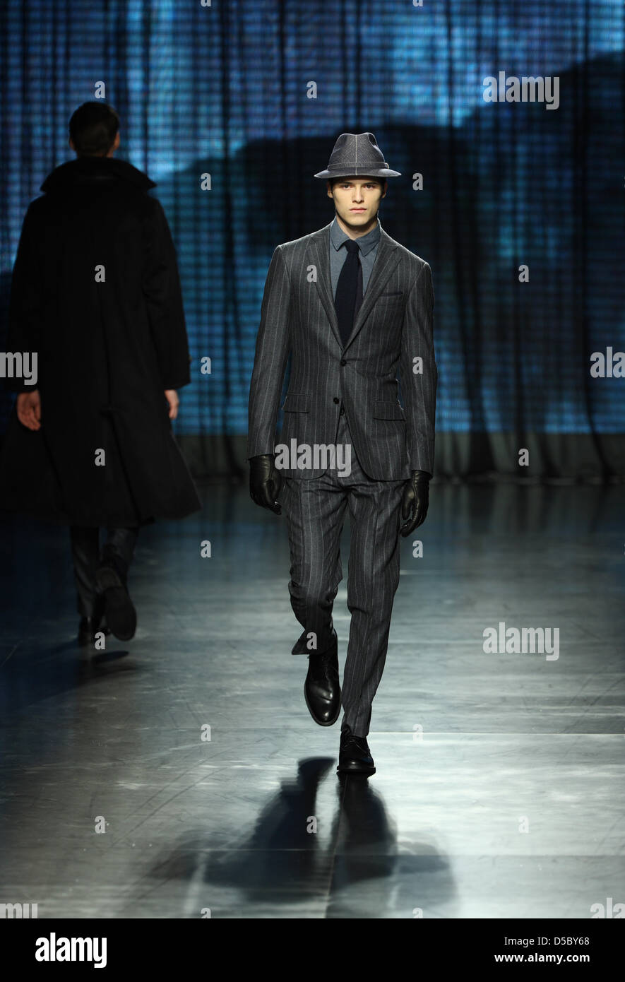 Ein Model geht auf dem Laufsteg tragen eine Kreation von Ermenegildo Zegna während der Milano Moda Uomo Herbst / Winter 2010/11, in Mailand, Italien, 16. Januar 2010. Die Herrenmode-Mode-Event läuft vom 16. bis 20. Januar 2010. Foto: Hendrik Ballhausen Stockfoto