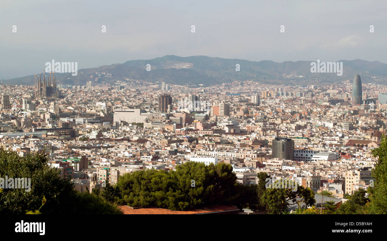 Luftaufnahme von Barcelona vom Montjuïc aus der Sagrada Famillia auf er überließ die Torre Agbar auf der rechten Seite. Stockfoto