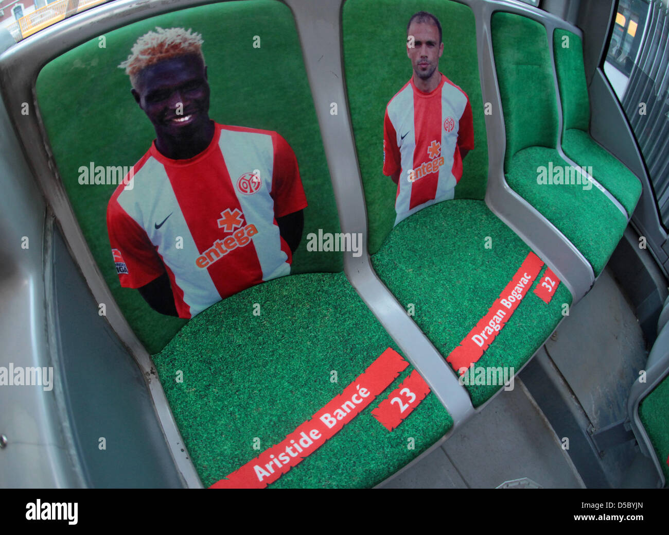 Porträts von Spielern der deutschen Fußball-Bundesliga Fußball Club Mainz 05, Aristide Bance (L) und Dragan Bogavac, gedruckt auf die Sitze eines Busses in Mainz, Deutschland, 20. Januar 2010. Der Mainzer öffentliches Verkehrsmittel MVG hat Porträts aller Spieler von Mainz auf die Sitze von einem Bus gedruckt. Foto: Fredrik von Erichsen Stockfoto