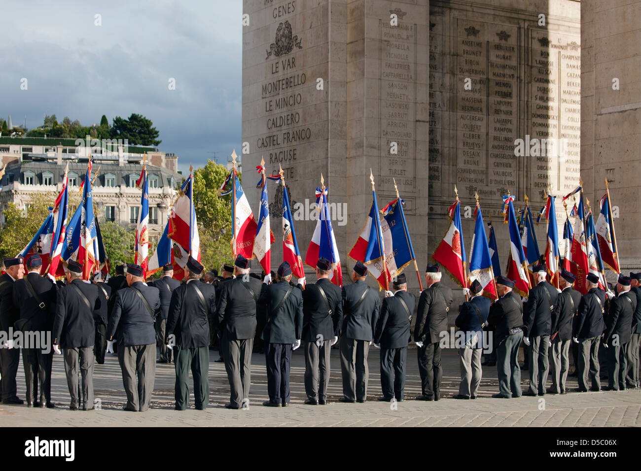 Parade der Feuerwehr von Paris - französische Brigade des Sapeurs-Pompiers de Paris auf der Champs-Élysées und Arc de Triomphe Stockfoto