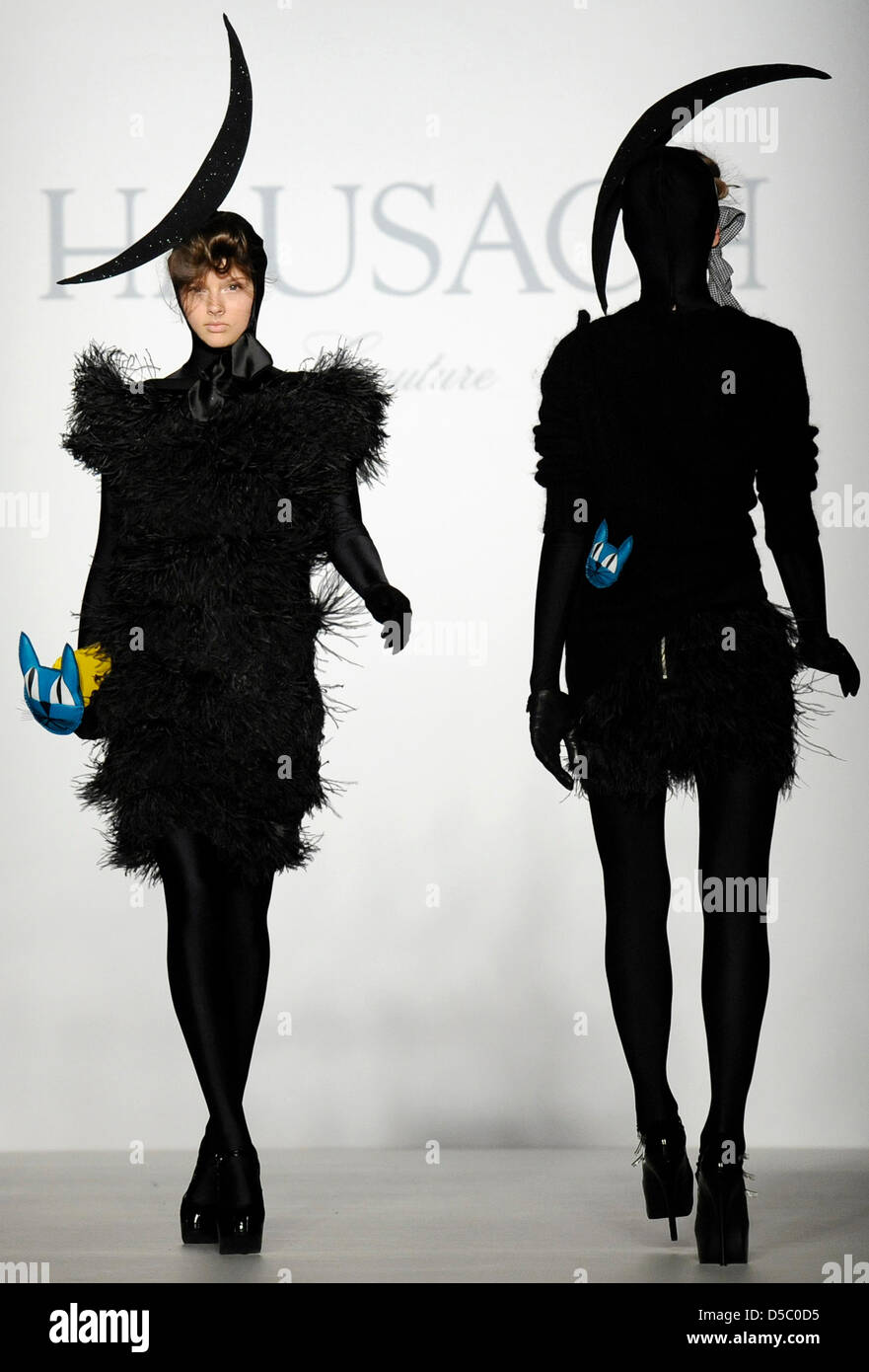 Ein Modell stellt eine Schöpfung des Modelabels "Hausach Couture" auf der Mercedes-Benz Fashion Week in Berlin, Deutschland, 22. Januar 2010. Der Mercedes-Benz Fashion Week findet statt im Rahmen der Berlin Fashion Week Herbst/Winter 2010 / 11 werden Modetrends bis 23. Januar 2010 vorgestellt. Foto: SOEREN STACHE Stockfoto