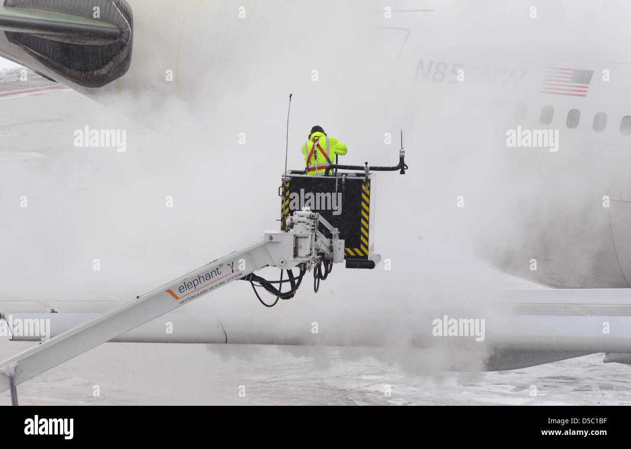 Ein Flugzeug von Delta Airlines ist auf dem Flughafen in Frankfurt Main, Deutschland, 25. Januar 2010 enteist. Schneefälle und Glatteis führten zu Chaos auf den Straßen und den Flughafen. 122 Flüge bis heute abgesagt werden musste; rund 1200 Starts und Landungen war für 25 Januar geplant. Foto: ARNE DEDERT Stockfoto