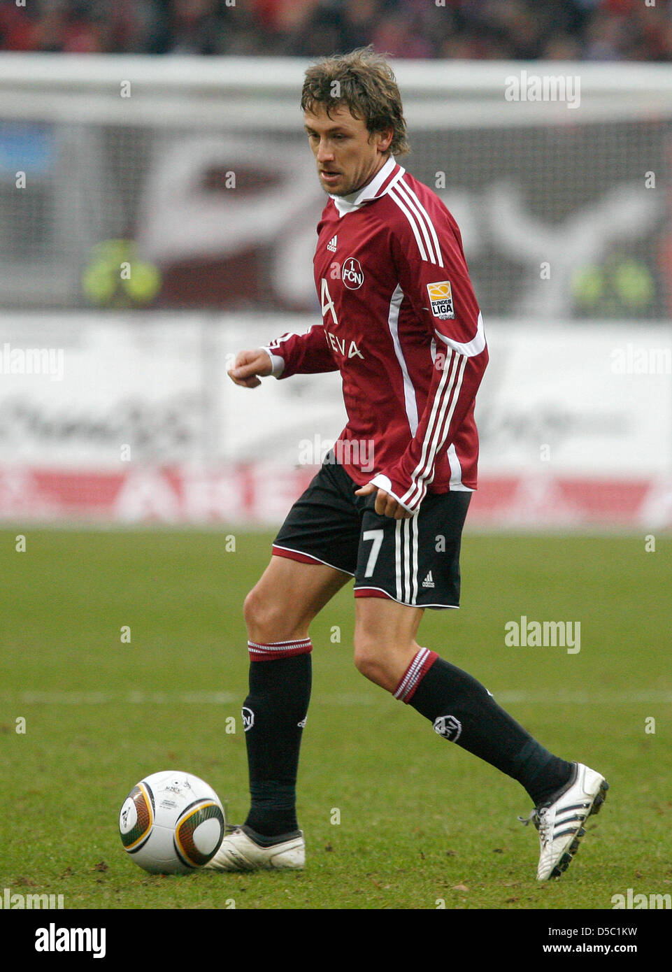 Nürnberger Daniel Gygax führt den Ball während der Bundesliga Spieltag 19 Krawatte FC Nürnberg Vs Eintracht Frankfurt im EasyCredit-Stadion in Nürnberg, 23. Januar 2010. Das Spiel endete 1: 1. Foto: Daniel Karmann Stockfoto