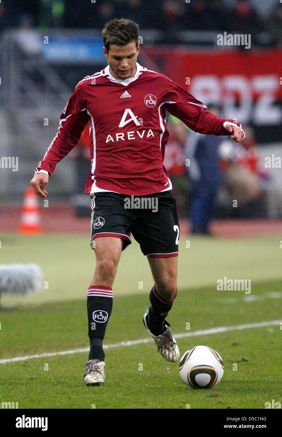 Nürnbergs Dennis Diekmeier führt den Ball während der Bundesliga Spieltag 19 Krawatte FC Nürnberg Vs Eintracht Frankfurt im EasyCredit-Stadion in Nürnberg, 23. Januar 2010. Das Spiel endete 1: 1. Foto: Daniel Karmann Stockfoto