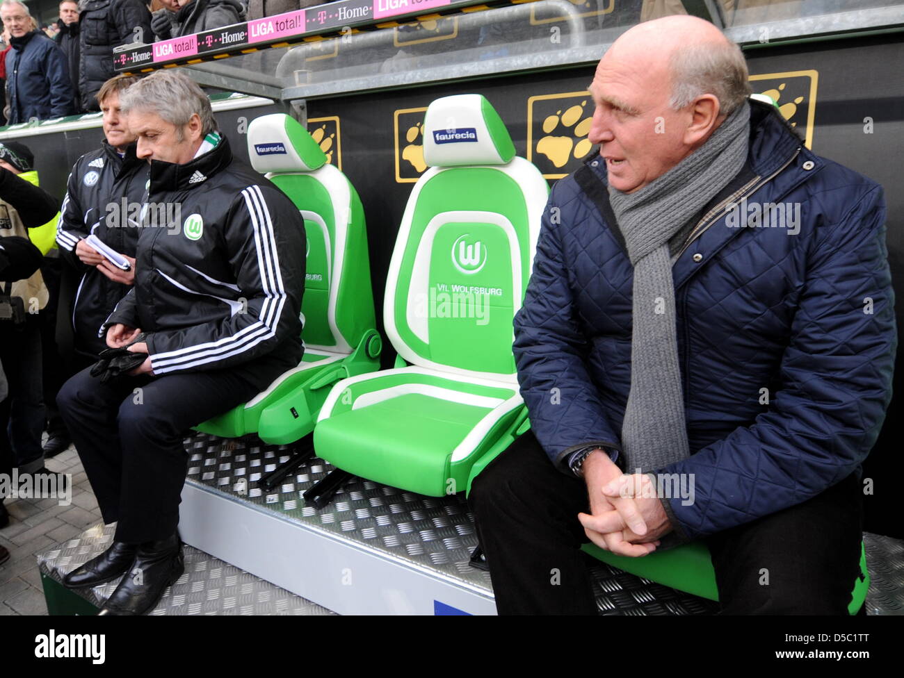 Wolfsburgs Manager sitzt Dieter Hoeness (R) neben Trainer Armin Veh (L) in der deutschen Bundesliga Spiel VfL Wolfsburg gegen Köln in der Volkswagen Arena in Wolfsburg, Deutschland, 24. Januar 2010. Foto: Jochen Luebkei Stockfoto