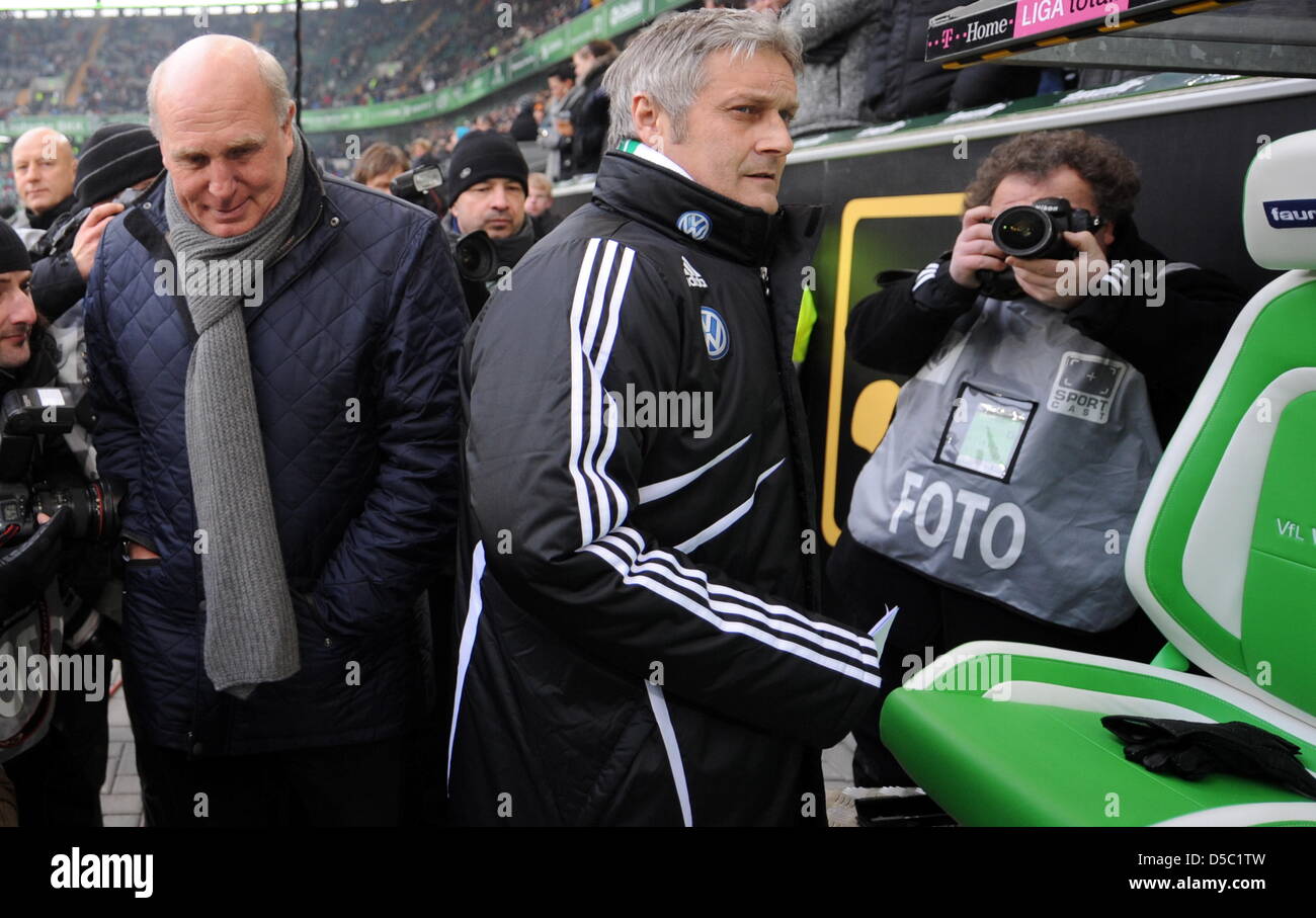 Wolfsburgs Manager Dieter Hoeneß (L) mit dem Bus Armin Veh (R) an der deutschen Bundesliga geht Spiel VfL Wolfsburg gegen Köln in der Volkswagen Arena in Wolfsburg, Deutschland, 24. Januar 2010. Foto: Jochen Luebkei Stockfoto