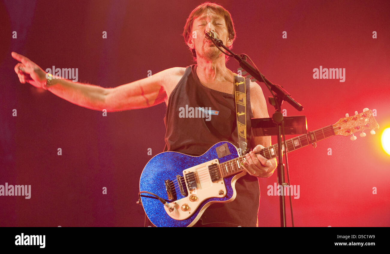 Great Britain-Rock-Sängerin Chris Rea singt in der Arena in Leipzig, Deutschland, 25. Januar 2010. Rea begann seine europäische Tour 2010 '' noch So weit zu gehen '' in Leipzig. Auf seinem Greatest Hits-Tour präsentiert er seine größten Erfolge. Foto: Peter Endig Stockfoto