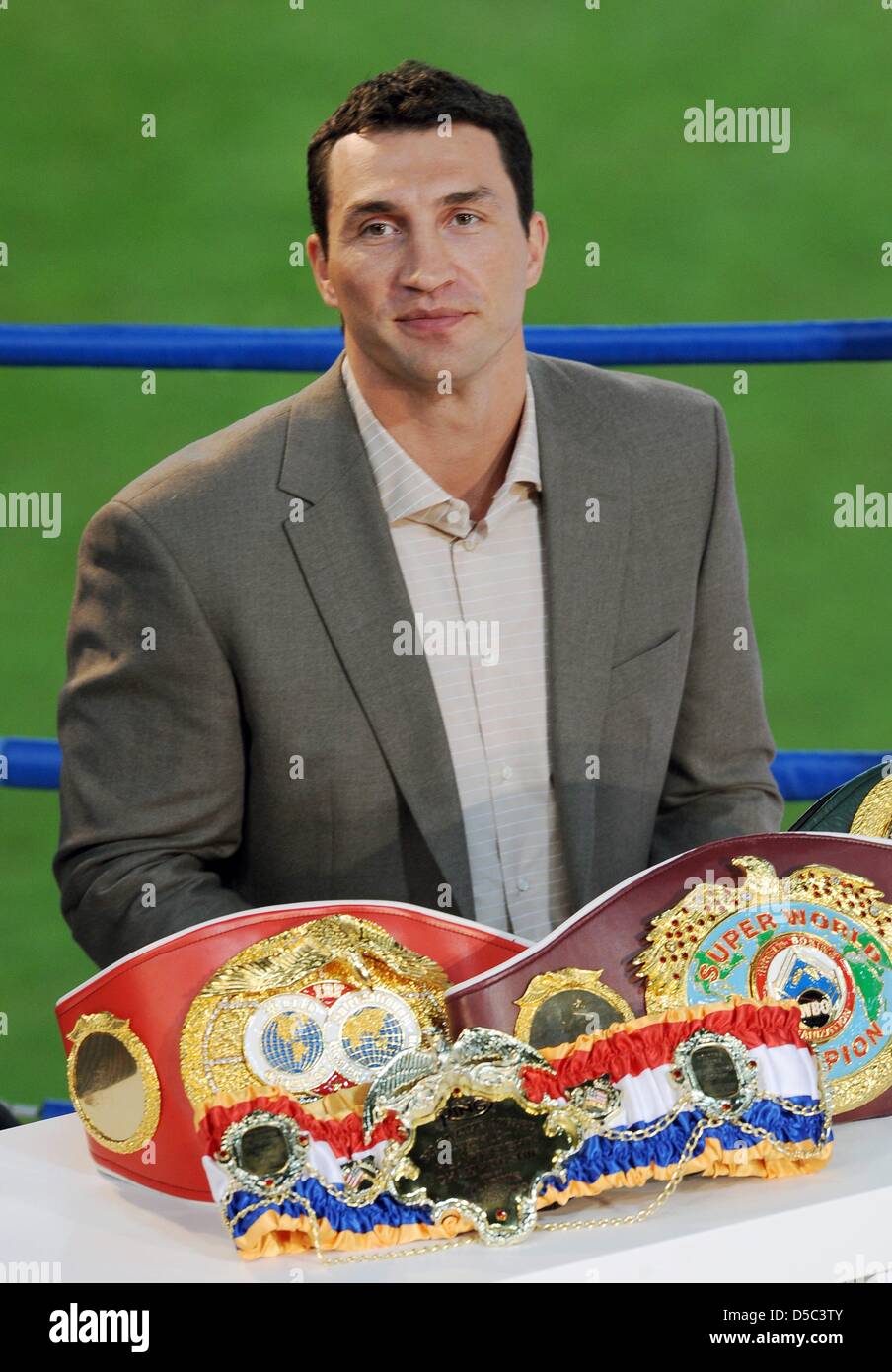 Ukraine Box-Weltmeister Wladimir Klitschko sitzt hinter seinem WM-Champion-Gürtel während einer Pressekonferenz auf der Esprit-Arena in Düsseldorf, 28. Januar 2010. Klitschko verteidigt seinen Weltmeistertitel der WBO und IBF-Organisationen am 20. März 2010 in Düsseldorf gegen uns Chambers. Foto: Achim Scheidemann Stockfoto