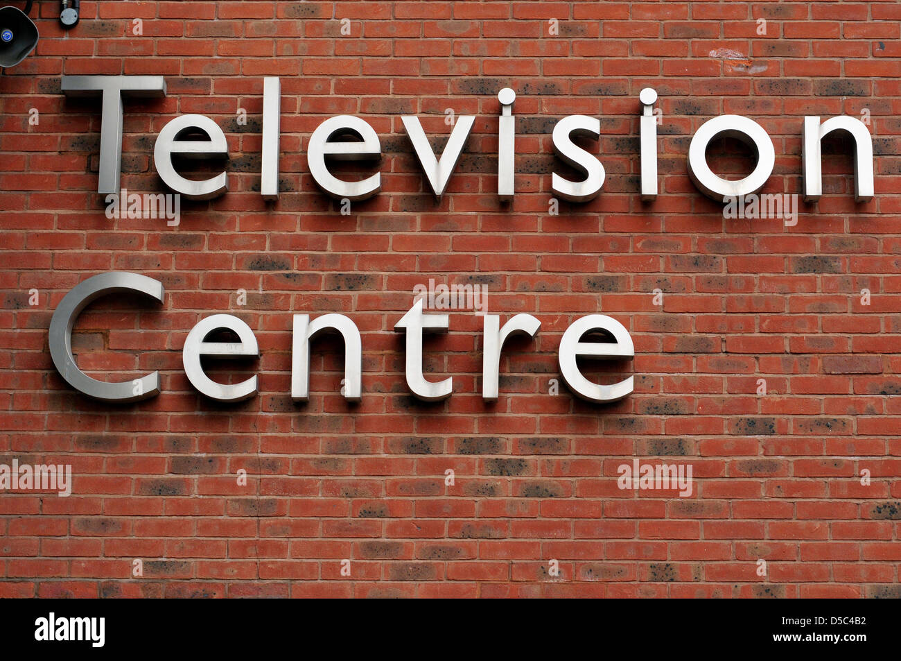 BBC-Schild an einer gemauerten Wand, White City, London, UK Stockfoto