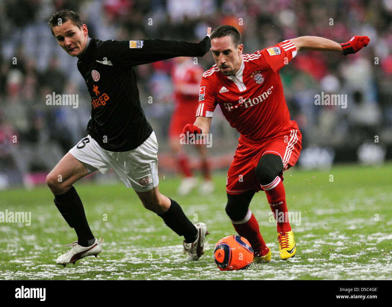 Fußball Bundesliga 20. Spieltag: FC Bayern München - 1. FSV Mainz 05 bin Samstag (30.01.2010) in der Allianz Arena in München (Oberbayern). Der Münchner Franck Ribery (r) Kämpft Mit Dem Mainzer Niko Bungert äh Höhle Ball. Sterben Sie Bayern Gewinnen Das Spiel Mit 3:0. Foto: Tobias Hase Dpa/Lby (ACHTUNG: Sperrfrist! Die DFL Erlaubt Die Weiterverwertung der Bilder Im IPTV, Mobilfunk Und Durch s Stockfoto