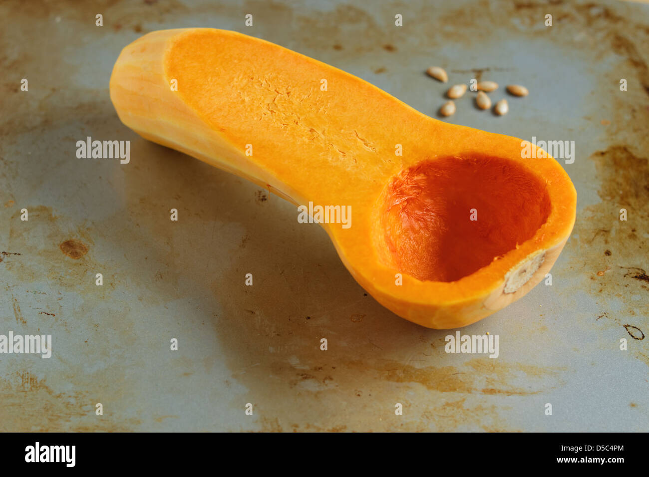 Butternut-Kürbis die Hälfte zum Kochen bereit Stockfoto