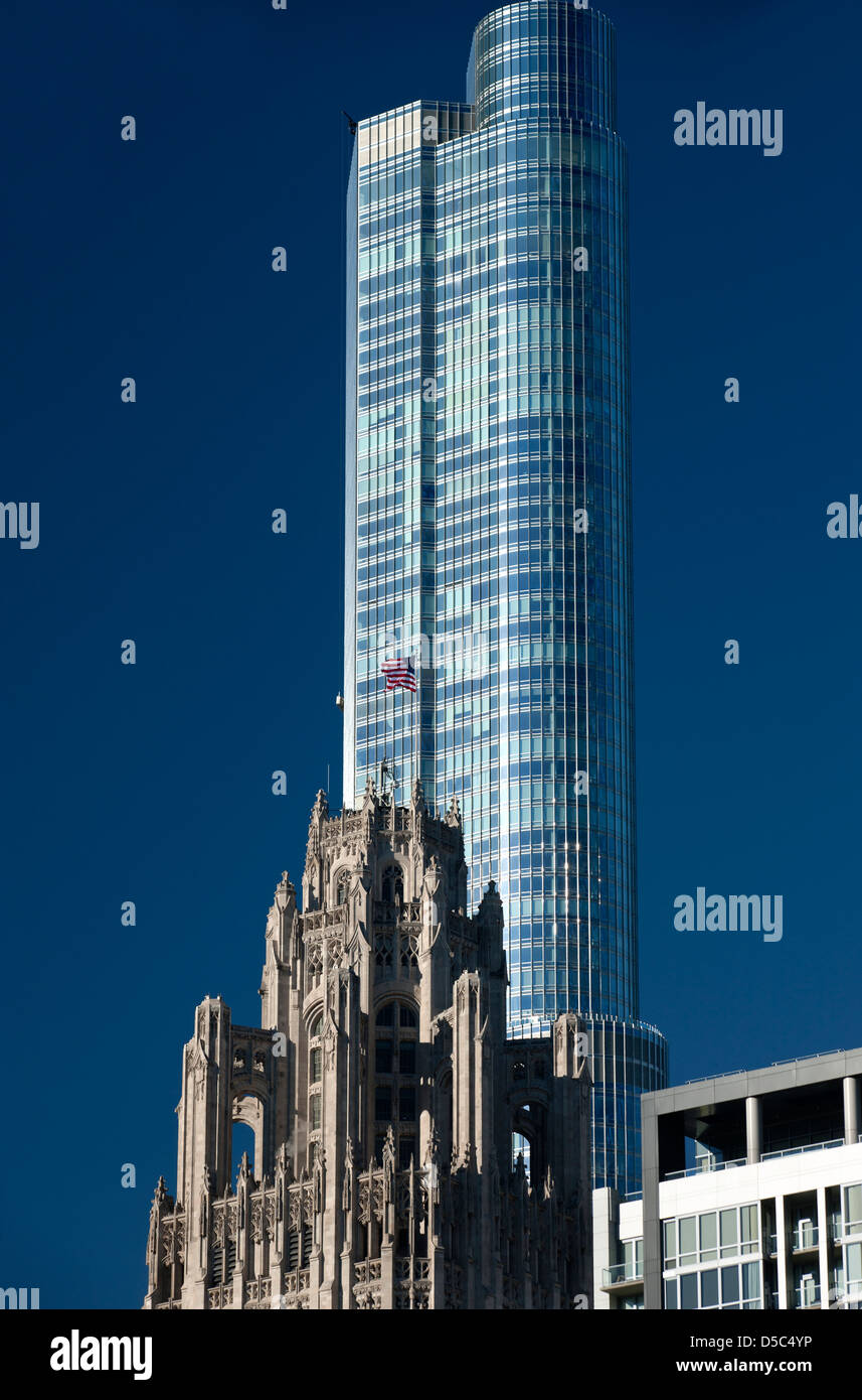 TRUMP INTERNATIONAL TOWER (© SKIDMORE OWINGS MERRILL 2009) TRIBUNE TOWER (© JOHN MEAD HOWARD 1922) DOWNTOWN CHICAGO ILLINOIS USA Stockfoto